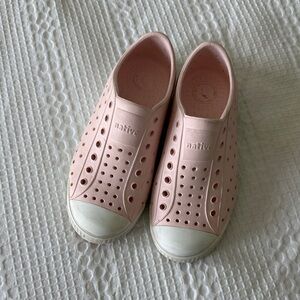 Native Kids Water Shoes - Soft Pink and White